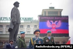 Ватажок угруповання «ДНР» Олександр Захарченко (посередині). Донецьк, 9 травня 2015 року