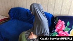 "Reakcija društva [prema meni] bila je uglavnom pozitivna", kaže ona. "Na primjer, nikada nisam čula da me neko naziva teroristkinjom. Ali neki moji stari prijatelji plaše se da me opet kontaktiraju."