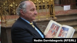 Jakob Finci sa hagadom u Pragu, juni 2012. foto: Nedim Dervišbegović