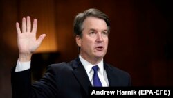 ბრეტ კავანა კომიტეტის სხდომაზე