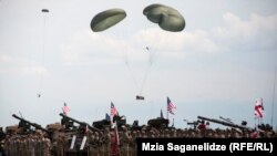 ქართველი, ამერიკელი და ბრიტანელი სამხედრო მოსამსახურეები ემზადებიან აშშ-საქართველოს ერთობლივი სამხედრო სწავლებისთვის Noble Partner 2016. თბილისი, 11 მაისი 2016 წ.