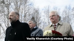 Слева направо: Арнис Аболтиньш, Зинтарс Крауньш, Карл Берзиньш – представители Комитета братских кладбищ Латвии