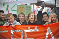 Мария Киселёва на Монстрации (в центре)