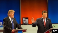 Donald Tramp (L) i Ted Kruz (D) tokom jedne od debata