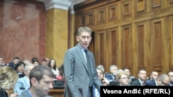 Kodeks će biti "ugaoni kamen na kojem će počivati srpska parlamentarna demokratija“, navodi poslanik vladajućih naprednjaka Aleksandar Martinović.
