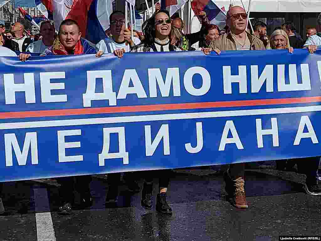 Pristalice SNS-a dolaze na Trg kralja Milana, gde je vladajuća stranka organizovala miting.