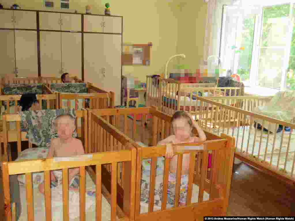 18 сон барав Роман (квагlиса) ва 15 сон барай Люба шималиябгун-магърибияб Россиялда бесдал лъималазул рокъор. Тохтурас абун буго HRW идараялде жидер гlураб куцалда гlакъилал ва цере туркlарал лъимал рукlиананин гьел кколеб хъулухъ ва квен гьезие щолеб букlарабаниян. 