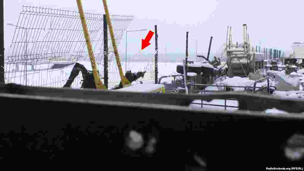 Червоною стрілкою позначена церква і кладовище. З цього напрямку по «кіборгам» вівся найщільніший вогонь