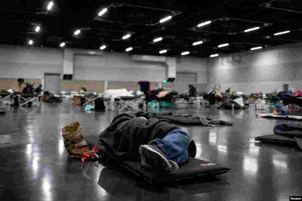 Čovjek spava u skloništu za vrijeme nezapamćenog toplotnog vala u Portlandu, Oregon