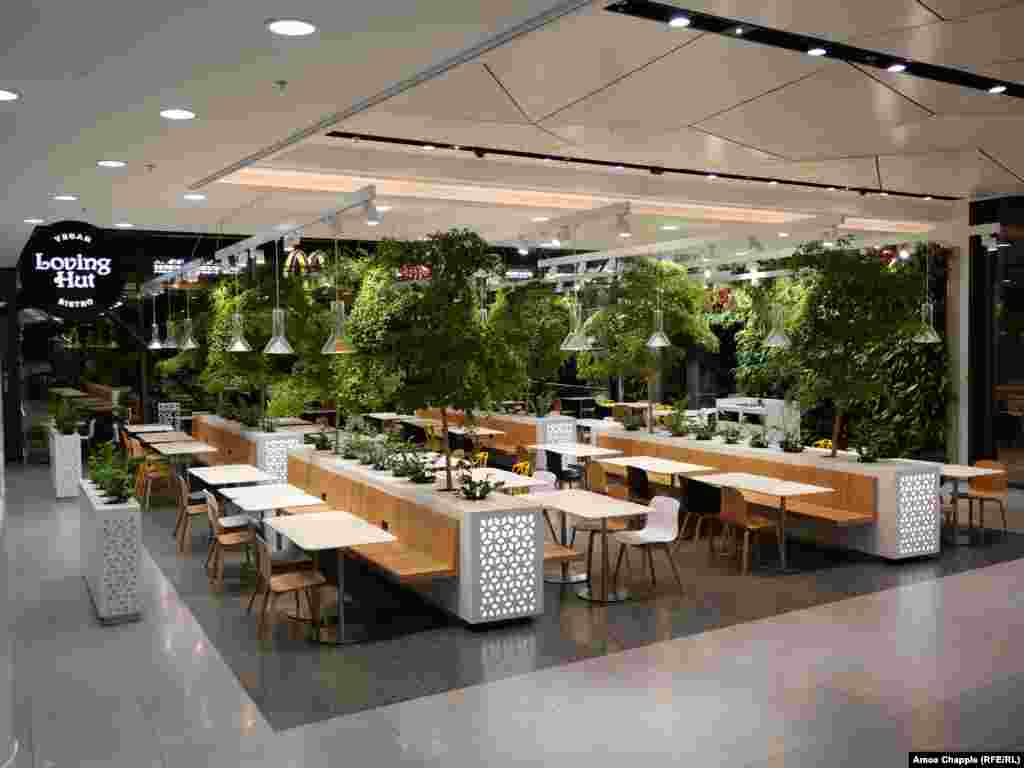 ნაროდნი ტრჟიდას ქუჩაზე მდებარე სავაჭრო ცენტრ „კვადრიოს“ დაცარიელებული კვების ობიექტები რამდენიმე წუთში მას შემდეგ, რაც 13 მარტს, 20:00-ის შემდეგ, მათი დახურვის დადგენილება ამოქმედდა.