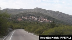 Ne bih rekao da se iz Ravnog (na fotografiji, 2021.) više odlazi, nego da ljudi dolaze - mišljenja je potpredsjednik Općinskog vijeća Petar Sredanović. Tokom ratnih 90-ih godina prošlog stoljeća, ovo hercegovačko selo sa okolnim mjestima gotovo je do temelja uništeno.
