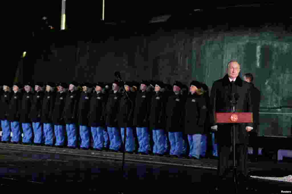 Ruski predsjednik Vladimir Putin na ceremoniji porinuća podmornice na nuklearni pogon u Arhangelsku.