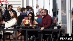 Proljetno sunce u zimskim danima. Jedan od kafića na otvorenom u centru Sarajeva, 21. februar 2021. Samo maske nedostaju.
