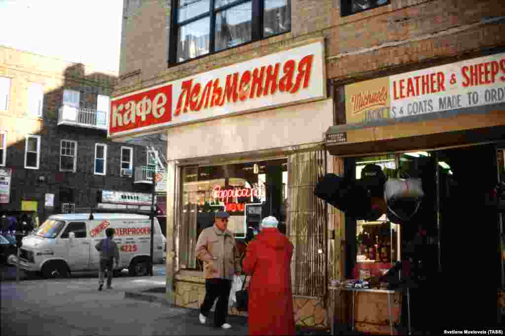 Кафе «Пельменна» на Брайтон-Біч у Нью-Йорку. Починаючи з 1970-х років, Брайтон-Біч став настільки популярним серед єврейських емігрантів із України та Росії, що отримав прізвисько «маленька Одеса»