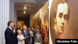 Віктор Янукович у щойно відкритому музеї Тараса Шевченка у Каневі