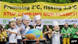 Активісти «Ґрінпісу» у Бонні, 2 квітня 2010 року