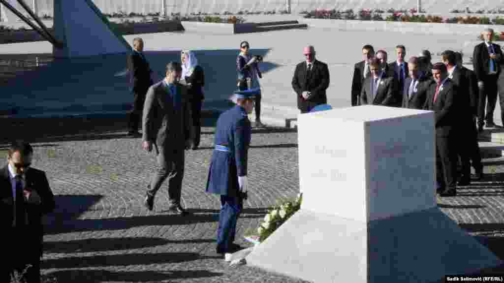 Aleksandar Vučić, kao premijer Republike Srbije, boravio je u Srebrenici 11. jula 2015. godine. Te godine se dogodio i incident na kojem je Vučić napadnut. Nekoliko mjeseci poslije, našao se na istom mjestu i odao poštu žrtvama genocida.