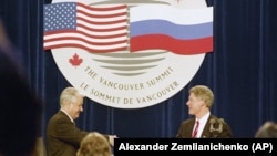Predsednici Rusije i SAD, Boris Jeljcin i Bil Klinton, na njihovom prvom samitu, Vankuver, 4. april 1993.