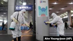 Zaposleni dezinfikuju jednu od stanica u glavnom gradu Južne Koreje, Seulu