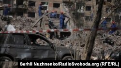 Последствия российского удара в Святошинском районе Киева, 24 апреля 2025 года