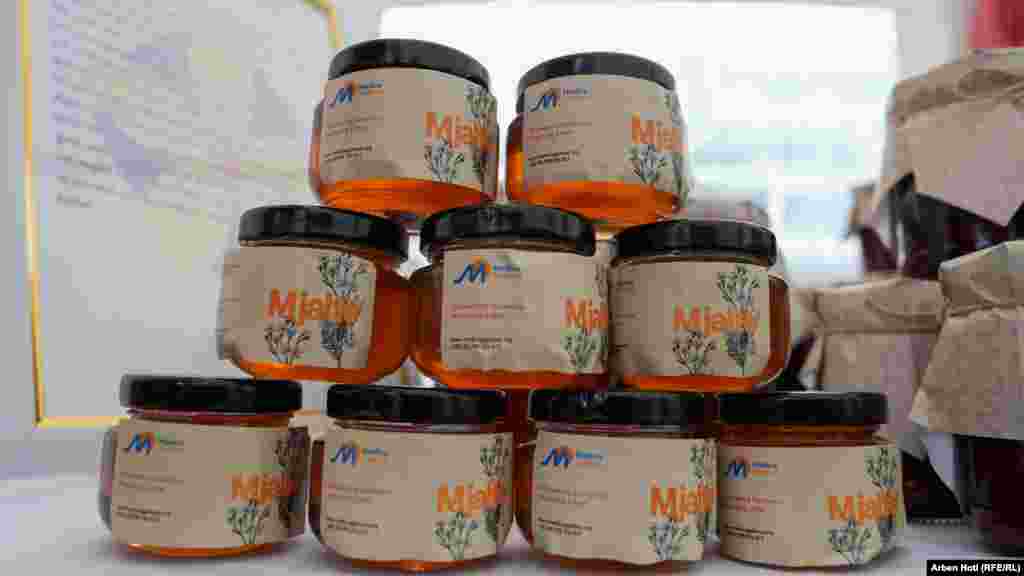 Mjaltë e përgatitur nga gratë, të mbijetuara të dhunës seksuale gjatë luftës.