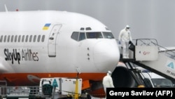 З 12 березня в Україні запроваджено карантин через загрозу епідемії коронавірусної інфекції і для недопущення її поширення. Водночас українська влада надає сприяння в поверненні українців з-за кордону