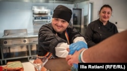 აქ ალექსანდრემ, აკლიმ, გიორგიმ და მიქაელმა სტუმრებს ტირამისუ მოუმზადეს