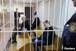 ალეს ბიალიაცკისა (მარცხნივ) და მისი თანამოაზრეების სასამართლო პროცესი მინსკში. 2023 წ. 5 იანვარი.