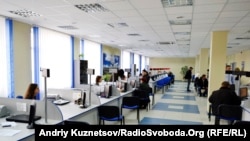 В центрі адміністративних послуг у Луганську