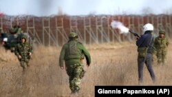 Грецькі прикордонники застосовують сльозогінний газ, щоб спинити мігрантів на кордоні з Туреччиною, 1 березня 2020 року