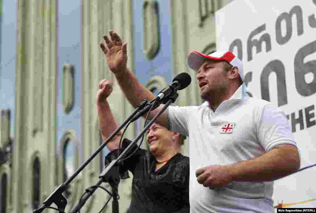 ბესიკ თამლიანი დედასთან ერთად სიტყვით მიმართავს აქციის მონაწილეებს