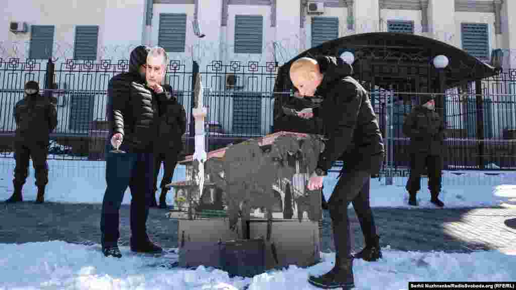 Правозахисники й активісти продемонстрували, як проходить «реконструкція» Ханського палацу під управлінням російської влади на півострові