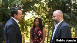 Nisur prej djathtas: Zëvendësndihmës Sekretari amerikan i Mbrojtjes për Politikat Evropiane dhe ato të NATO-s, David Baker, e ngarkuara me punë në Ambasadën amerikane, Anu Prattipati, dhe kryeministri në detyrë, Albin Kurti.