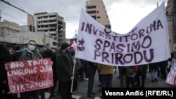 Ekološki aktivisti i građani protestuju u Beogradu protiv otvaranja rudnika litijuma u Srbiji (18. decembar 2021.)