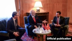 Inicijatori "Otvorenog Balkana" Aleksandar Vučić, predsednik Srbije, Edi Rama, premijer Albanije i Zoran Zaev, bivši premijer Severne Makedonije, tokom susreta u Tirani, 21. decembra 2021.