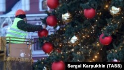 Украшение новогодней елки в центре Москвы