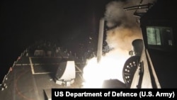 Ракетный эсминец "Росс" ведет стрельбу ракетами "Томагавк" по сирийской военно-воздушной базе