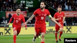 ჰაკან ჩალხანოღლუ ამხანაგურ მატჩში ავსტრიის კარში გატანილ პენალტს აღნიშნავს. მატჩში თურქეთი ანგარიშით 6-1 განადგურდა. 26 მარტი, 2024.