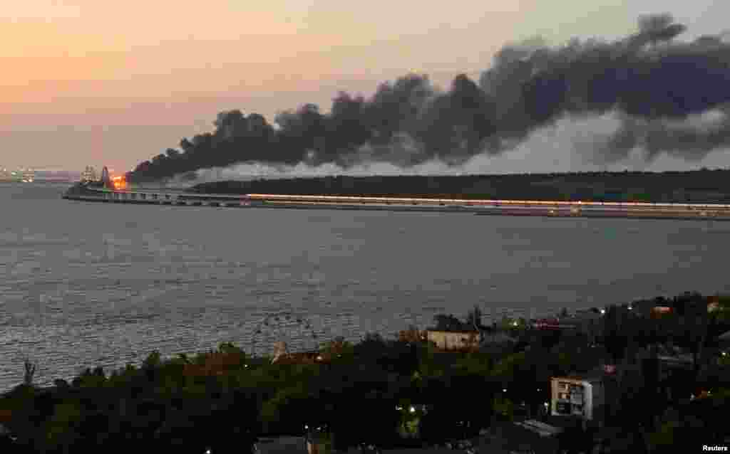 Пресс-секретарь российского президента Дмитрий Песков ранее охарактеризовал заявления украинской стороны о вероятности разрушения моста через Керченский пролив как «не что иное, как объявление о готовящемся теракте». А министр иностранных дел России Сергей Лавров ответил, что Россия «берет на заметку угрозы со стороны Украины в отношении Керченского моста, такие планы потерпят полный крах».