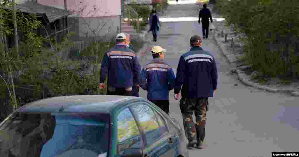 Бригада робітників у дворі п'ятиповерхівки на вулиці Київській 