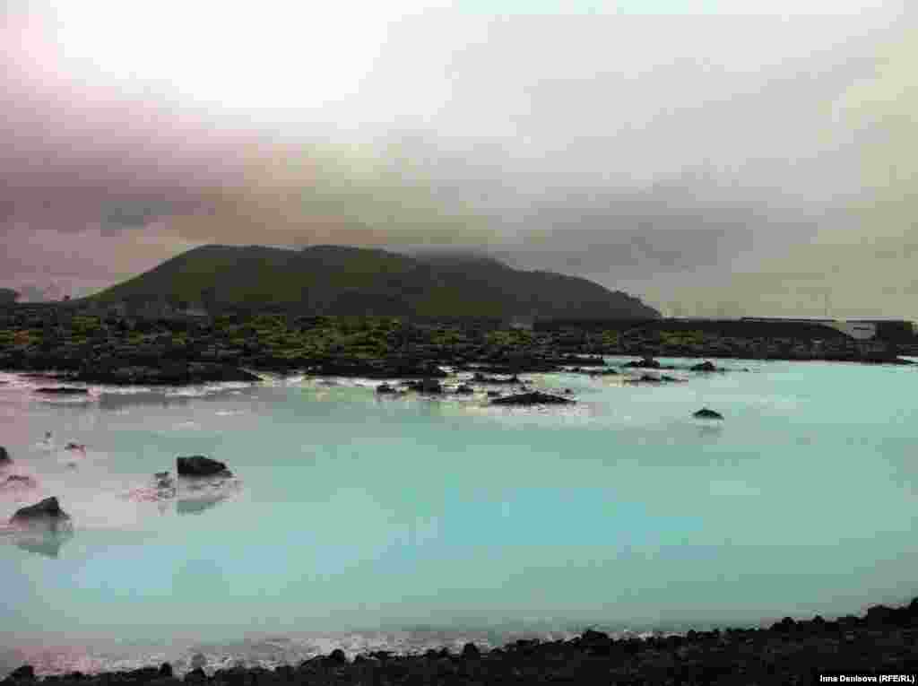 "Голубая лагуна" - самый знаменитый геотермальный курорт Исландии - находится совсем рядом с аэропортом: можно заглянуть сюда по пути в Рейкъявик, заодно и принять душ. В 1974-м году подземные воды стали использовать с толком: строить гидроэлектростанции и спа.