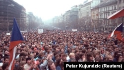 Під час протестів у Празі 21 листопада 1989 року. Демонстранти вимагають реформ і відставки уряду комуністичної Чехословаччини 