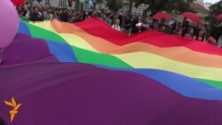 Beogradski prajd: Šetnja, cveće, osmesi i poljupci Beogradski prajd: Šetnja, cveće, osmesi i poljupci