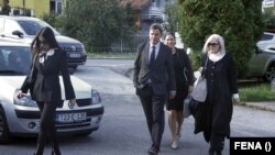 Predsjednik Vlade Federacije BiH Fadil Novalić u pratnji svoje advokatice Vasvije Vidović (prva s desna) dolazi na nastavak suđenja slučaju "Respiratori" u Sudu BiH, Sarajevo (29. septembar 2021.)