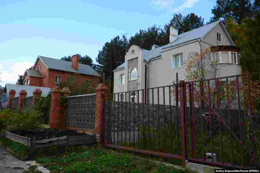 Новая Сосновка. В девяностые посёлок был застроен впечатляющих размеров коттеджами.&nbsp;