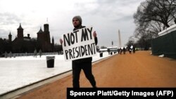 На інавгурацію Дональда Трампа у Вашингтоні зібралися сотні тисяч людей, частина з яких протестує проти його обрання, 20 січня 2017 року