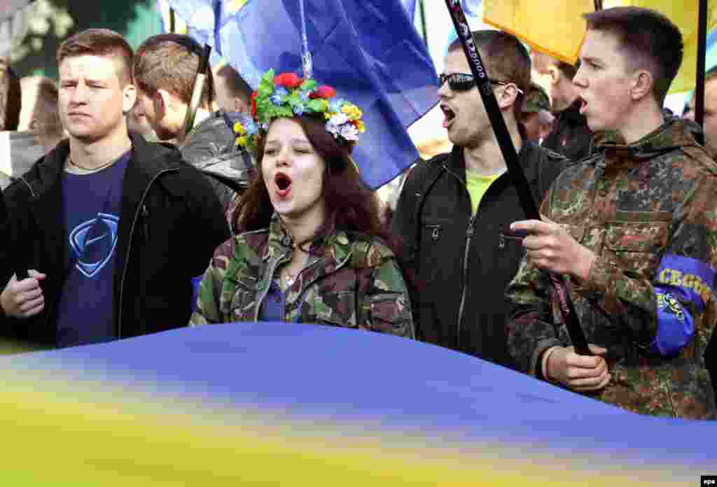 Активісти ВО «Свобода» на Покрову під час мітингу за визнання УПА, Київ, 14 жовтня 2014 року
