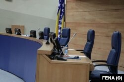 Predsjedavajući Predstavničkog doma, jednog od dva doma državnog parlamenta, Denis Zvizdić je sazvao sjednicu članova Kolegija i predsjednika klubova stranaka za 1.septembar (na fotografiji prazna sala Skupštine BiH)