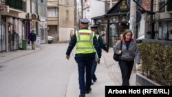 Dva policajca na ulicama grada Vučitrna.