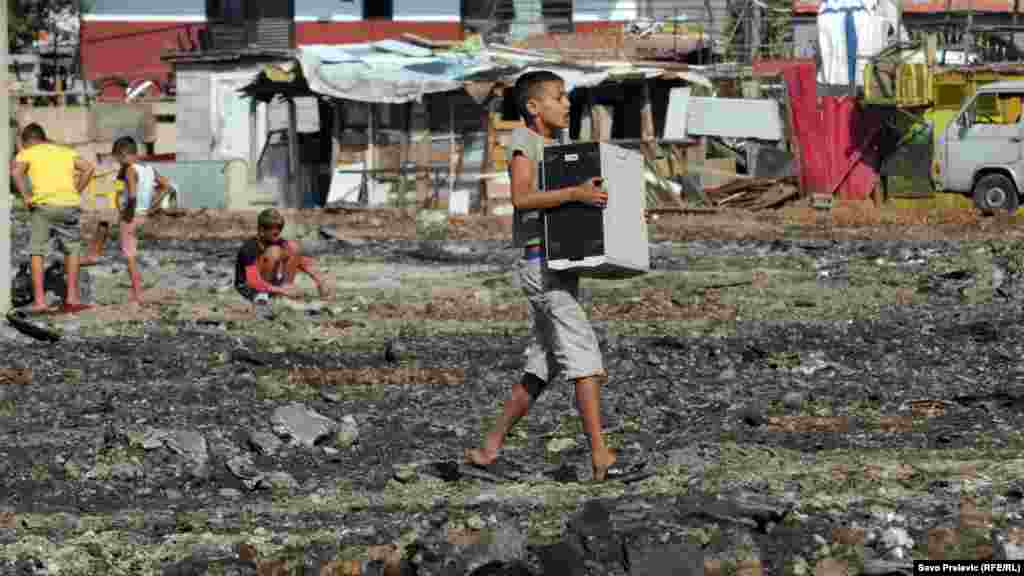 Crna Gora - Požar je potpuno uništio romsko naselje Konik, Podgorica, 25. juli 2012.